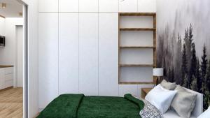 - une chambre avec un lit vert et des murs blancs dans l'établissement Apartament przy Krupowkach, à Zakopane