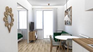 Il comprend une cuisine et un salon avec une table et des chaises. dans l'établissement Apartament przy Krupowkach, à Zakopane