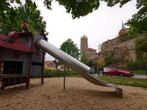 un tobogán en un parque infantil en alte Bäckerei Bautzen - 01 #Family# en Bautzen