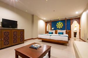 Ein Bett oder Betten in einem Zimmer der Unterkunft Rawai Palm Beach Resort - SHA Extra Plus