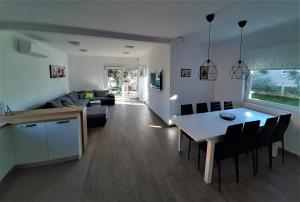 A seating area at Holiday Home Aurora