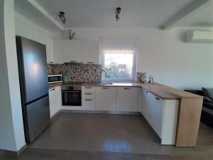A kitchen or kitchenette at Holiday Home Aurora