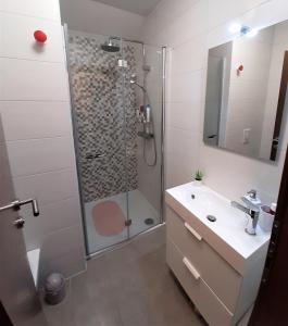 A bathroom at Holiday Home Aurora