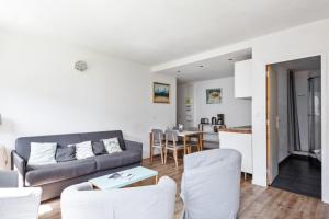 uma sala de estar com um sofá e uma mesa em Sunny & quiet 2br near the Eiffel Tower Invalides Beaugrenelle Welkeys em Paris