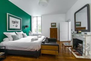 Un dormitorio con una cama grande y una pared verde. en Chateau de Moison, Domaine Eco Nature, en Ivoy-le-Pré