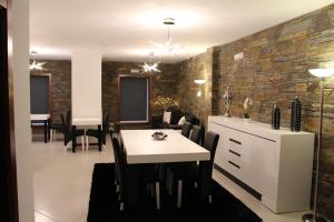 a kitchen and dining room with a table and chairs at Casa de Vale Benfeito - Turismo Rural in Macedo de Cavaleiros