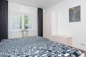 Postel nebo postele na pokoji v ubytování Jever-Ferienhaus Gartenblick