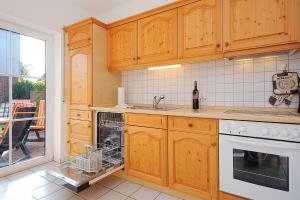Kuchyň nebo kuchyňský kout v ubytování Jever-Ferienhaus Gartenblick
