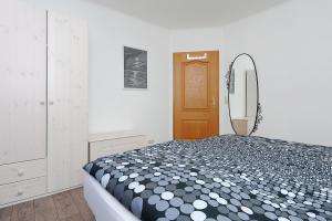 Postel nebo postele na pokoji v ubytování Jever-Ferienhaus Gartenblick