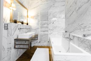 Un baño blanco con dos lavabos y una bañera. en Chateau de Moison, Domaine Eco Nature, en Ivoy-le-Pré 53 fotos más