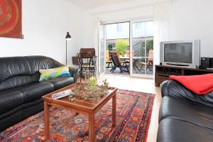 TV a/nebo společenská místnost v ubytování Jever-Ferienhaus Gartenblick