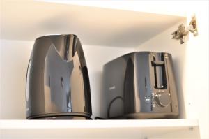 Dos cafeteras colocadas encima de un estante en Loft Luis - Bikepark & Skilift -, en Winterberg