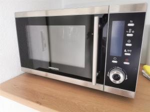 un horno microondas en una estantería de madera en Loft Luis - Bikepark & Skilift -, en Winterberg 17 fotos más