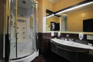 Koupelna v ubytování Attache Hotel
