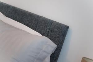 ApexlivingNE - Luxury Balcony Apartment, Double Bed, WIFIにあるベッド