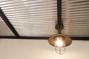 ein Licht, das von einer Decke mit einem Fenster hängt in der Unterkunft Bell House Resort in Ko Samed