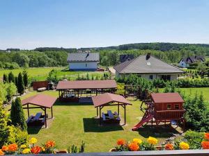 - une vue aérienne sur un jardin avec une aire de jeux dans l'établissement Pasja, à Kwidzyn