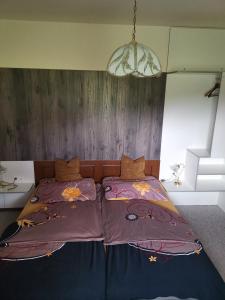 een slaapkamer met 2 bedden en een kroonluchter bij Ferienhaus Raumberg in Raumberg