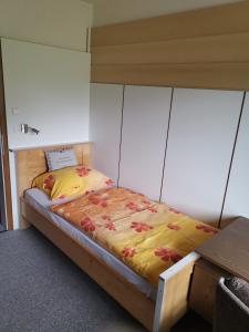 Ferienhaus Raumberg في Raumberg: غرفة نوم بسرير مع لحاف اصفر