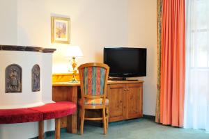 Televízia a/alebo spoločenská miestnosť v ubytovaní Hotel Garni Castel B&B