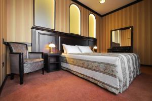 Postel nebo postele na pokoji v ubytování Attache Hotel