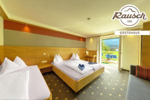 Llit o llits en una habitació de Alpen Adria Gasthof Rausch