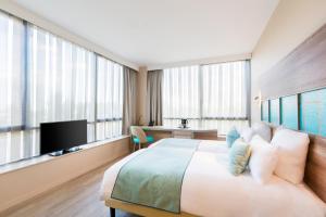 Un pat sau paturi într-o cameră la Best Western Plus Hôtel Escapade Senlis