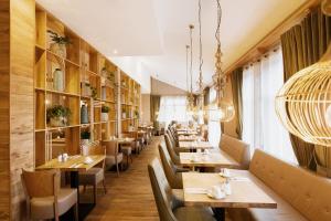 uma fila de mesas e cadeiras num restaurante em Hotel Ahornhof em Lindberg