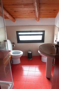 een badkamer met een toilet en een wastafel bij Le Coccole in Catania