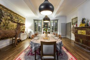 Un gran comedor con mesa y sillas. en Chateau de Moison, Domaine Eco Nature, en Ivoy-le-Pré