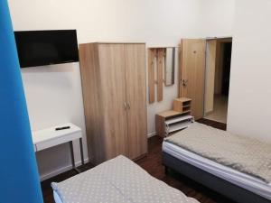 Kleines Zimmer mit 2 Betten und einem TV in der Unterkunft Willa Wiktoria in Mittelwalde