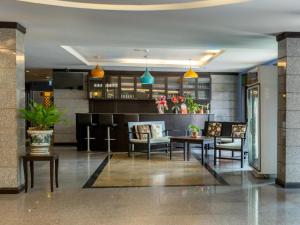 فندق اول تو جيذر سويت في بانكوك: غرفة طعام مع طاولة وكراسي في مبنى