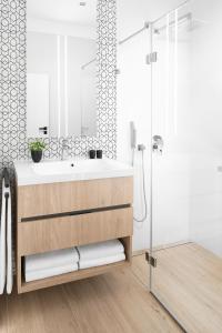 une salle de bain avec lavabo et douche dans l'établissement Brill Budapest Apartments 6, à Budapest