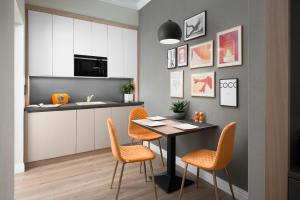 une cuisine et une salle à manger avec une table et des chaises dans l'établissement Brill Budapest Apartments 6, à Budapest 26 autres photos