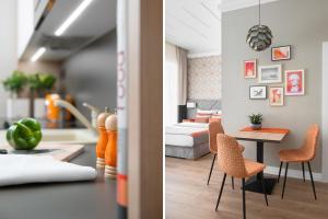 un salon avec un canapé, une table et des chaises dans l'établissement Brill Budapest Apartments 6, à Budapest