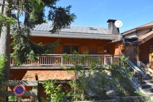 ムジェーヴにあるChalet Roseauのバルコニー付きの家
