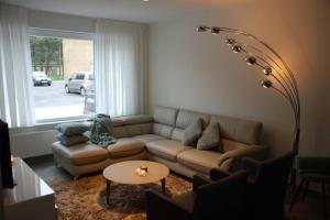 ein Wohnzimmer mit einem Sofa und einem Tisch in der Unterkunft Aylise vakantiehuis in Ostende