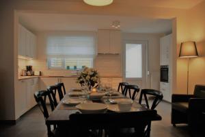 オーステンデにあるAylise vakantiehuisのダイニングルーム(テーブル、椅子付)、キッチン