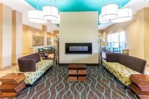 una sala d'attesa con divani e camino di La Quinta by Wyndham Carlsbad a Carlsbad