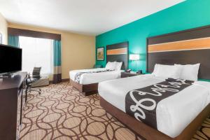 una camera d'albergo con due letti e una TV a schermo piatto di La Quinta by Wyndham Carlsbad a Carlsbad Altre 28 foto