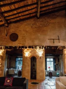 a large living room with a ceiling with beams at Molinos de Fuenteheridos in Fuenteheridos