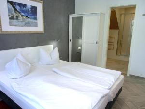 ザスニッツにあるHafen Quartierの白いベッド(白い枕付)が備わるベッドルームです。