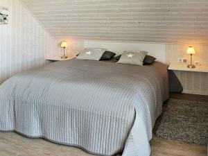 1 dormitorio con 1 cama grande y 2 almohadas en Three-Bedroom Holiday home in Gelting 7, en Gelting