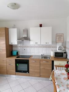 Kuchyň nebo kuchyňský kout v ubytování Kristian Apartments