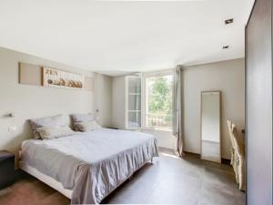 Un dormitorio con una cama grande y una ventana en Cosy villa with private pool, en Emponse
