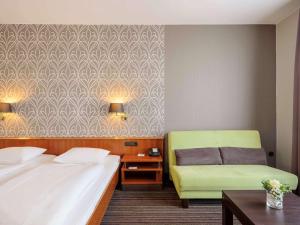 Postel nebo postele na pokoji v ubytování Mercure Hotel Trier Porta Nigra