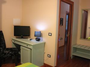 Televízia a/alebo spoločenská miestnosť v ubytovaní Bosa Guest House + 37 fotografií