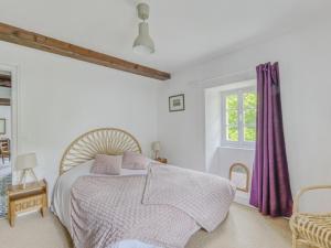 Schlafzimmer mit einem Bett und einem Fenster in der Unterkunft Holiday Home Omaha Beach with Garden in Aignerville