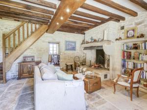sala de estar con sofá y chimenea en Burgundian Farmhouse in Talon with Fireplace, en Talon