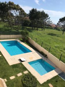 una piscina en medio de un patio en Lavra Sea & Sun Beach Apartment (up to 4 guests), en Lavra